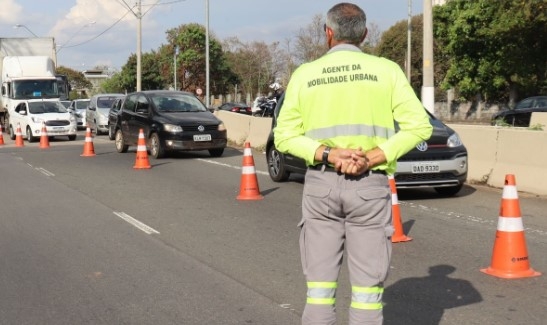 Obras bloqueiam uma faixa em trecho da Orosimbo Maia a partir desta quinta
