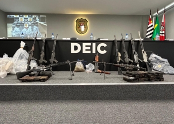 Deic apreende 10 fuzis de guerra e mais de 1,5 tonelada de cocaína em sítio