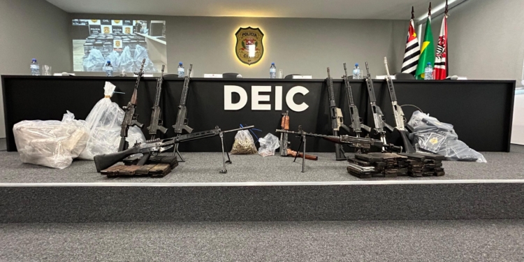 Deic apreende 10 fuzis de guerra e mais de 1,5 tonelada de cocaína em sítio