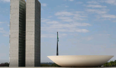 Lira anuncia Hugo Motta como candidato à presidência da Câmara