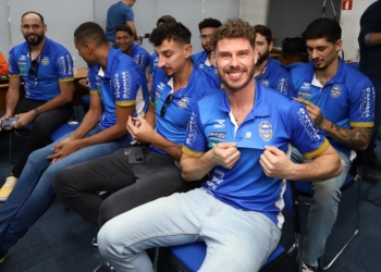 Prefeito recebe jogadores do Vôlei Renata após tetra paulista