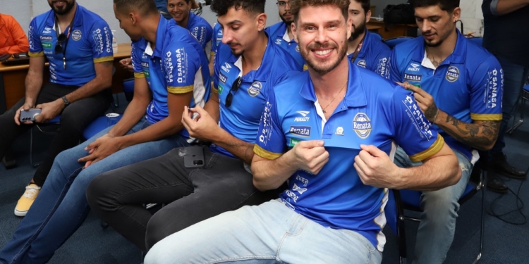 Prefeito recebe jogadores do Vôlei Renata após tetra paulista