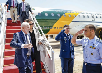 Lula desembarca em Brasília após problema com avião no México