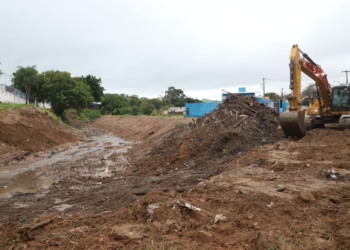 Bombeiros encontram corpo de homem arrastado pela enxurrada; rescaldo continua