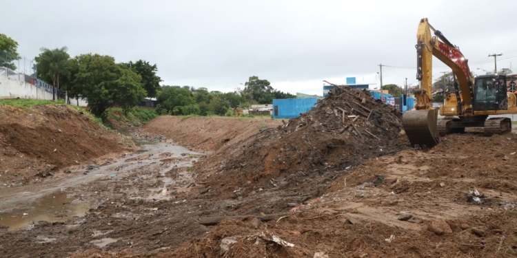 Bombeiros encontram corpo de homem arrastado pela enxurrada; rescaldo continua