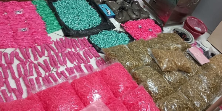 Polícia Civil prende duas pessoas, drogas e uma máquina industrial para embalagem