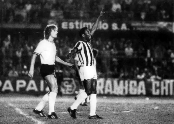 Jogo de despedida de Pelé contra a Ponte Preta completa 50 anos; relembre