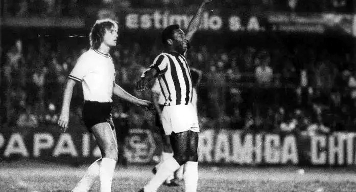 Jogo de despedida de Pelé contra a Ponte Preta completa 50 anos; relembre