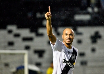 Artilheiro do século da Ponte, Roger brilha como treinador e leva time mineiro à Série B pela 1ª vez