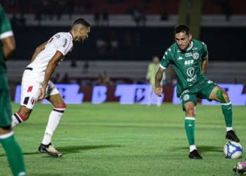 Em falha de Pegorari, Guarani leva virada no último lance e se aproxima da degola