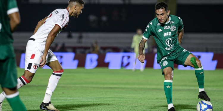 Em falha de Pegorari, Guarani leva virada no último lance e se aproxima da degola