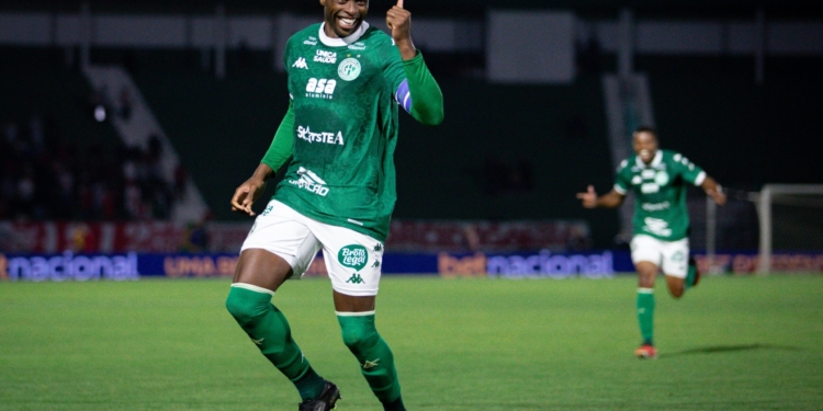 Guarani ganha de virada, se reabilita, mas segue na lanterna