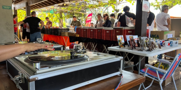 Feira de discos em Barão tem 10 horas de discotecagem 100% vinil, brechó e artesanato