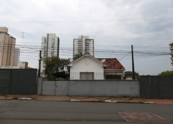 Casa solitária na Avenida Barão de Itapura resiste ao avanço imobiliário