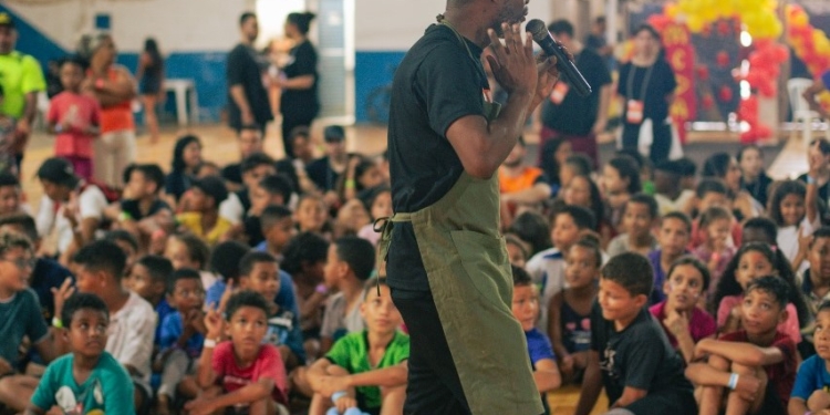 Ação social leva sabor da infância às crianças das comunidades Gênesis, Capadócia e Nilópolis