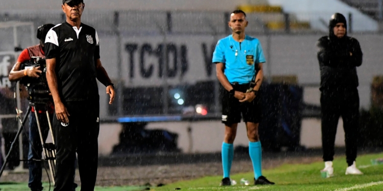 Com dificuldade para contratar treinador, Ponte completa 10 dias sob comando interino de Nenê Santana