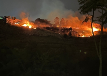 Incêndio na PUC é combatido com ajuda de chuva inesperada.