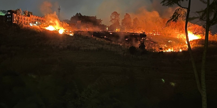Incêndio na PUC é combatido com ajuda de chuva inesperada.