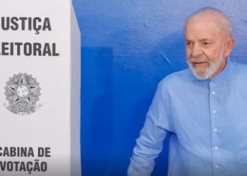 Lula vota em São Bernardo e diz que é hora de “corrigir erros”