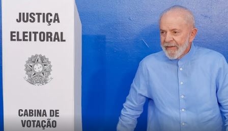 Lula vota em São Bernardo e diz que é hora de “corrigir erros”