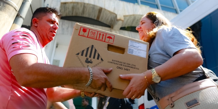 Urnas eletrônicas são transportadas para os 267 locais de votação em Campinas