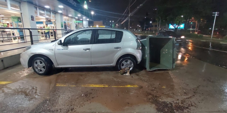 Temporal alaga avenidas e arrasta carros em Campinas; jovem está desaparecida