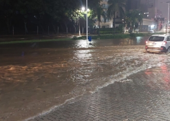 Temporal alaga avenidas e arrasta carros em Campinas; jovem está desaparecida