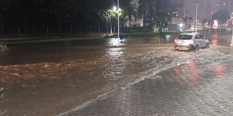 Temporal alaga avenidas e arrasta carros em Campinas; jovem está desaparecida