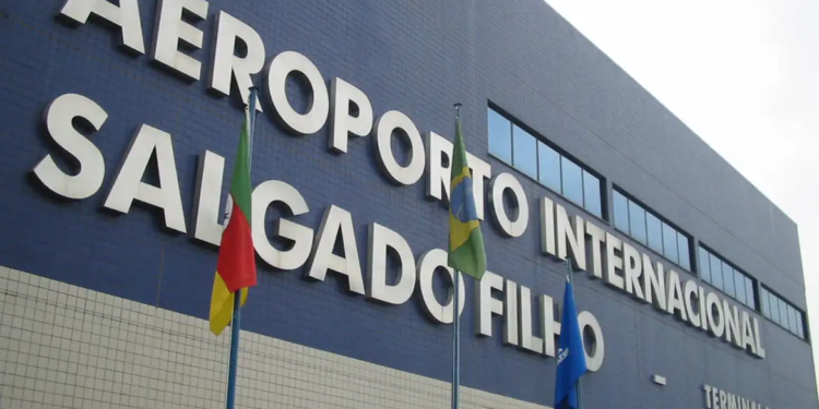 Após enchentes, Aeroporto Salgado Filho reabre nesta segunda no RS