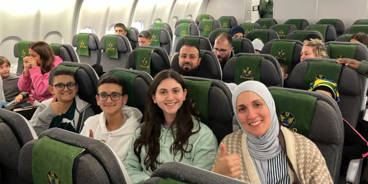 Com 227 resgatados, voo da FAB deixa o Líbano rumo a São Paulo