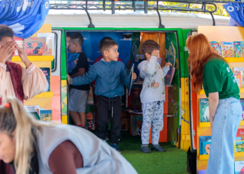 Biblioteca Móvel do projeto Bi-bi Móvel estaciona em Campinas
