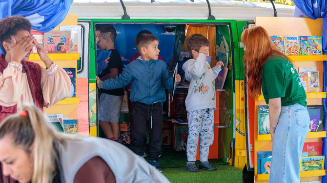 Biblioteca Móvel do projeto Bi-bi Móvel estaciona em Campinas