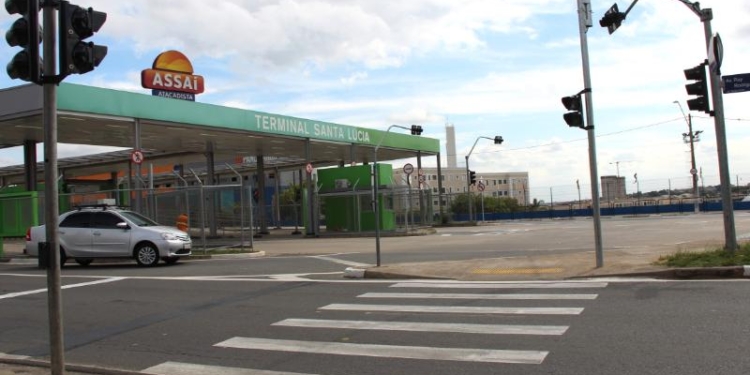 Entorno do Terminal BRT Santa Lúcia recebe semáforo para travessias