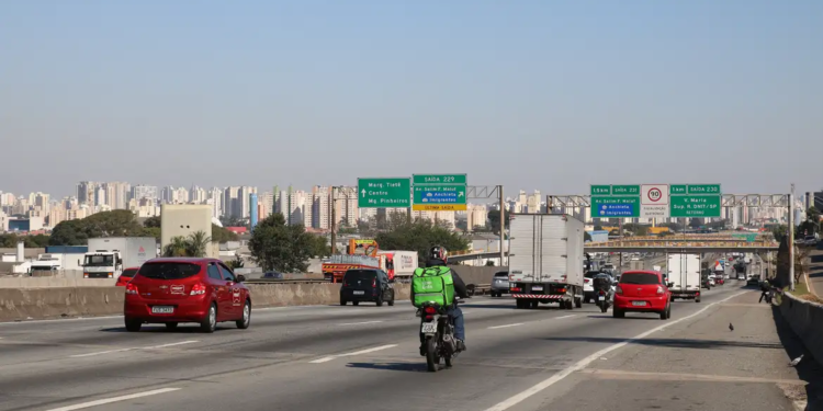 Três romeiros morrem atropelados na Dutra a caminho de Aparecida
