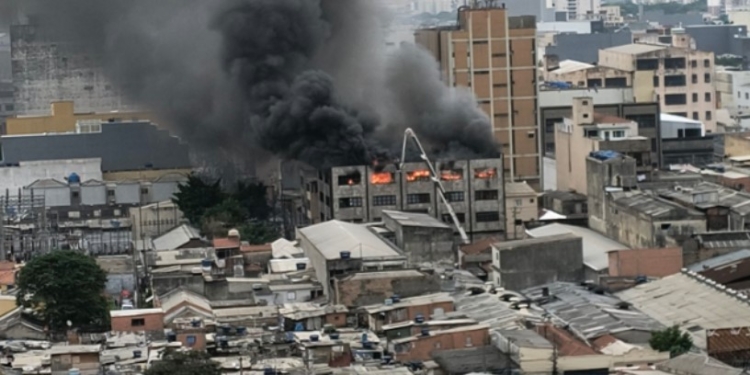 Incêndio atinge shopping de comércio popular no Brás