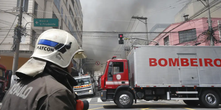 Bombeiros controlam incêndio em shopping no centro de São Paulo