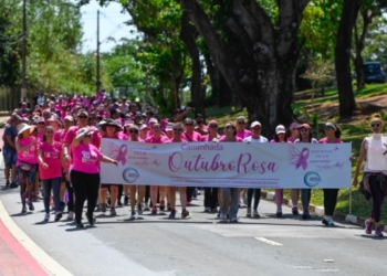 Caminhada Outubro Rosa reúne histórias de autocuidado e superação no Taquaral