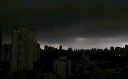 Temporal em SP derruba árvores e deixa moradores sem luz