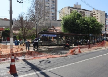 Novas obras em ponto de ônibus interditam trecho da Avenida Brasil