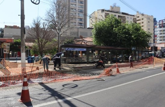 Novas obras em ponto de ônibus interditam trecho da Avenida Brasil
