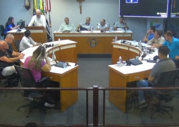 Vereador de Jaguariúna manda a população ‘calar a boca’ durante protesto por água na Câmara