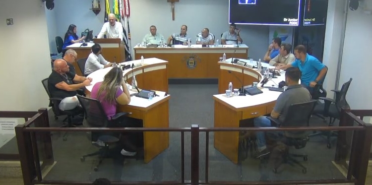 Vereador de Jaguariúna manda a população ‘calar a boca’ durante protesto por água na Câmara