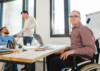 Artigo: Desafios dos empregados com deficiência no ambiente de trabalho – por Giovanna Tawada