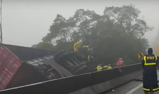 Acidente com van que levava equipe de remo deixa nove mortos no Paraná