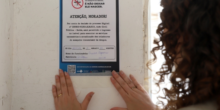 Grupo entra em casas fechadas com respaldo da Justiça para combater dengue