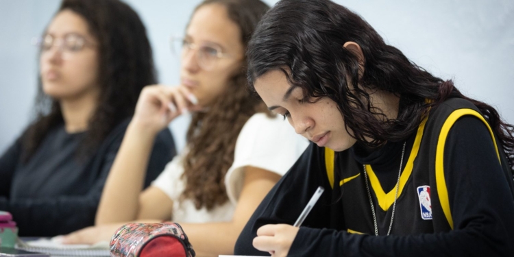Educação estadual de SP aumenta tempo de aula e inclui mais português e matemática na grade de 2025