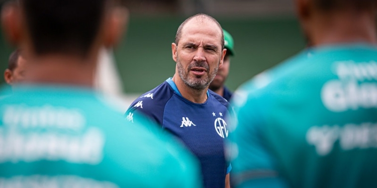 Agarrado a um fio de esperança pela sobrevivência, Guarani enfrenta o Goiás