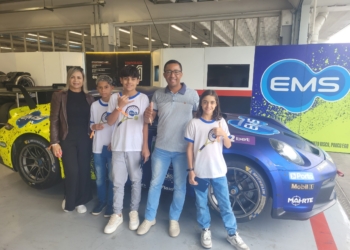 Jovens de projeto social vivem experiência inédita com carro da Porsche Cup em Interlagos