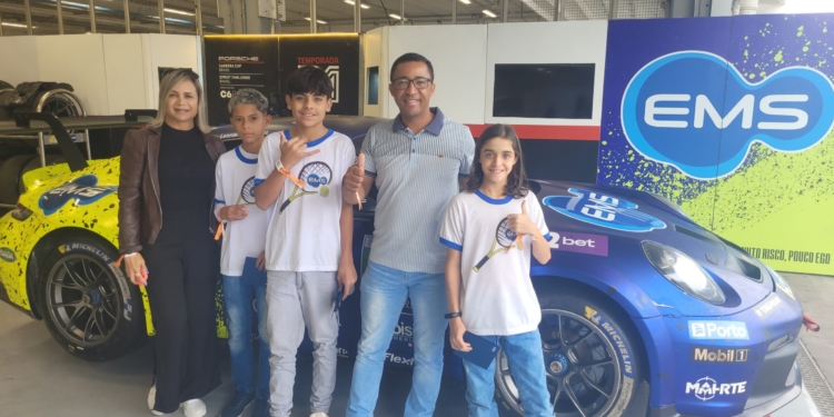 Jovens de projeto social vivem experiência inédita com carro da Porsche Cup em Interlagos