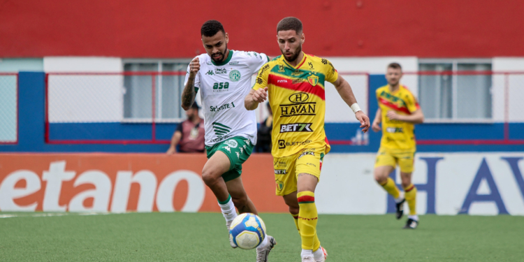 Guarani perde do Brusque no duelo dos rebaixados e confirma a pior campanha da Série B